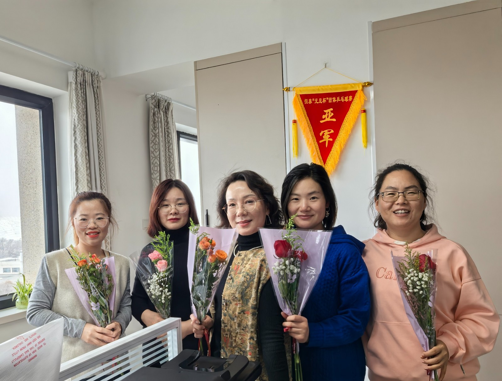 女士節(jié)公司給女士們發(fā)放禮物